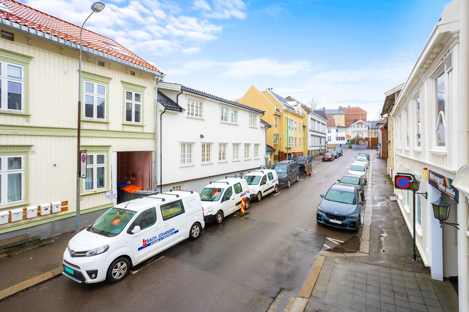 Denne eiendommen, som ligger sentralt i hjertet av byen, byr på et idyllisk bomiljø med sjarmerende trehusbebyggelse og vakre naturområder. Galleribilde