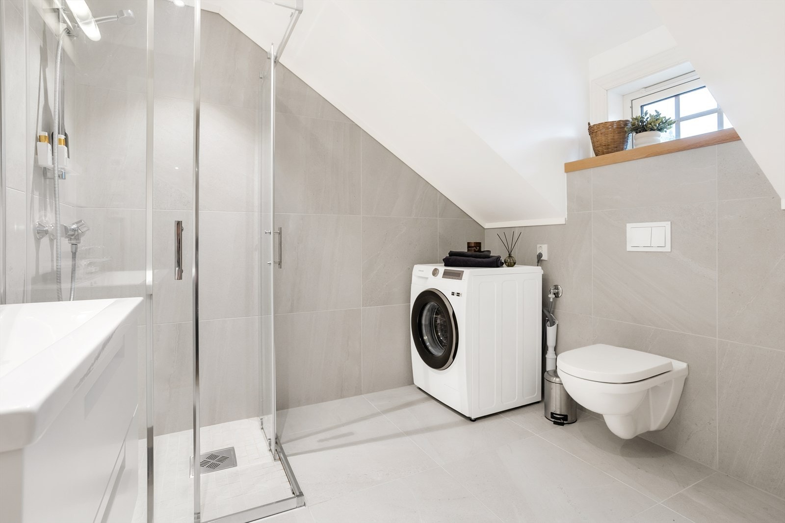 Badet er lekkert flislagt og har moderne løsninger. Galleribilde