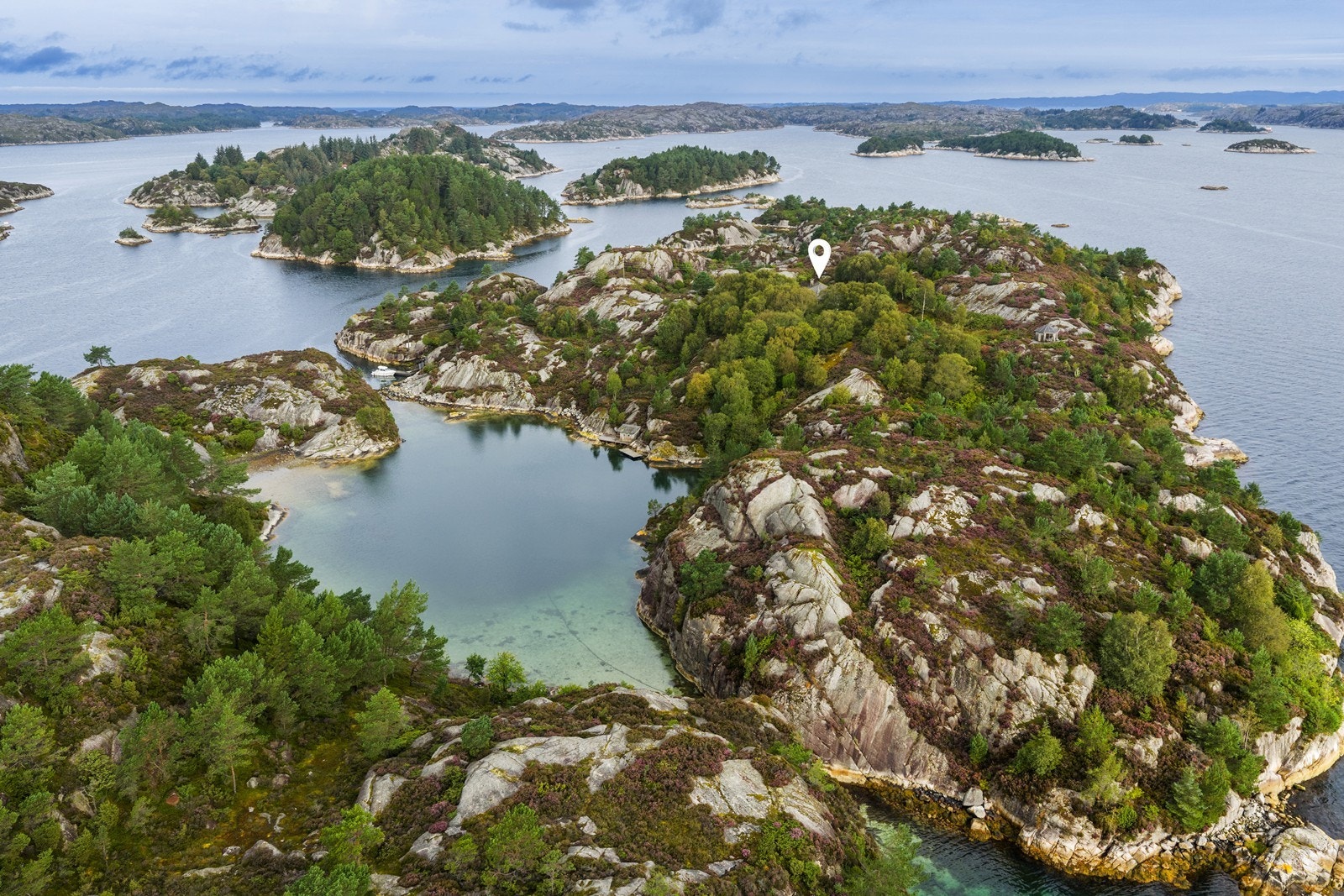 Øya ligger usjenert til, omgitt av glitrende vann og med en idyllisk lagune like ved. Galleribilde