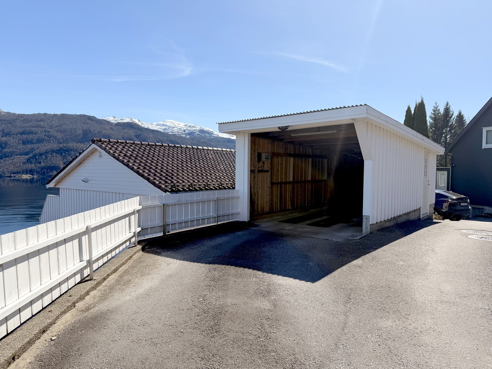 Garasje og p-plass ved huset Galleribilde