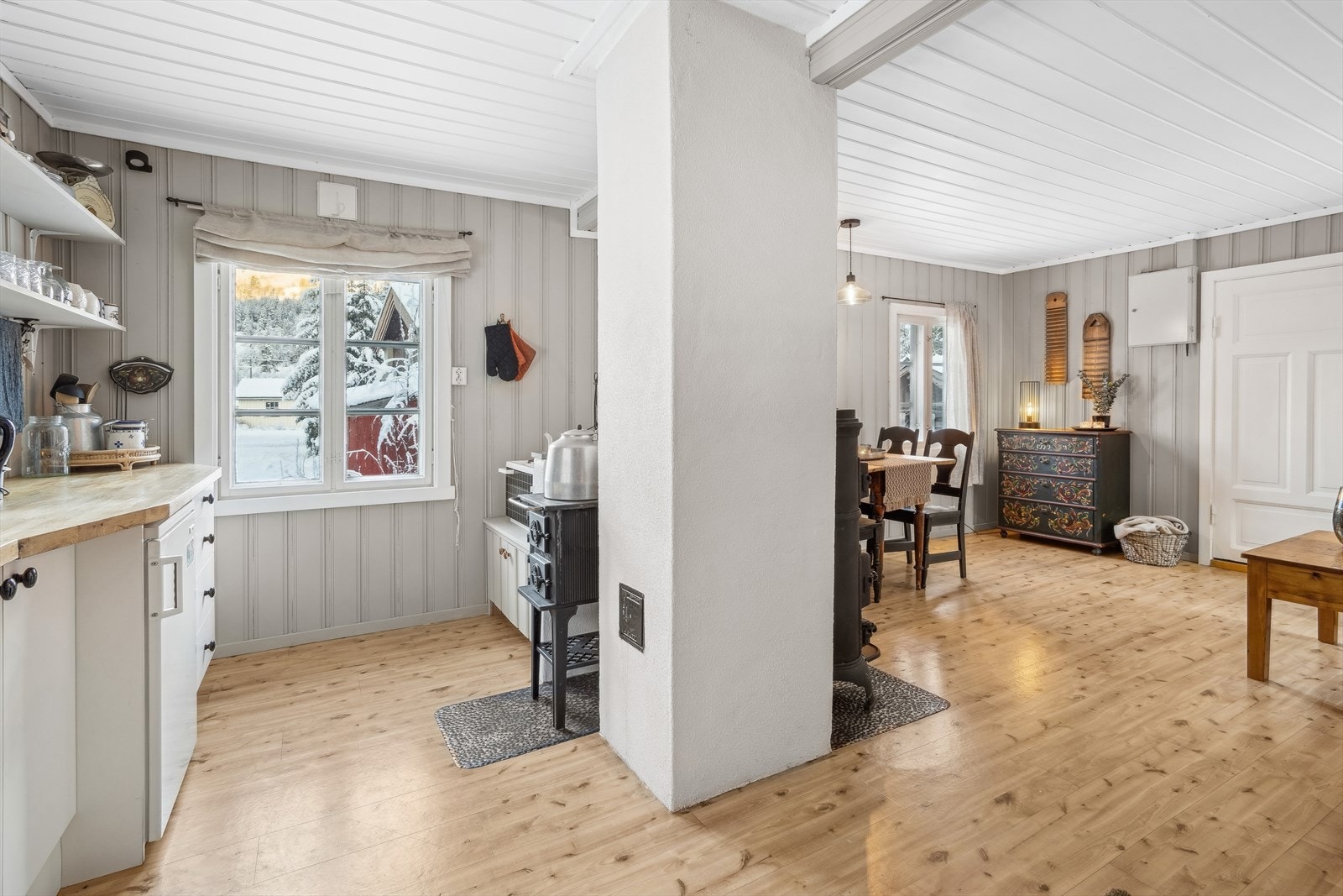 Kjøkkenet er av eldre dato, og har plass til frittstående hvitevarer Galleribilde