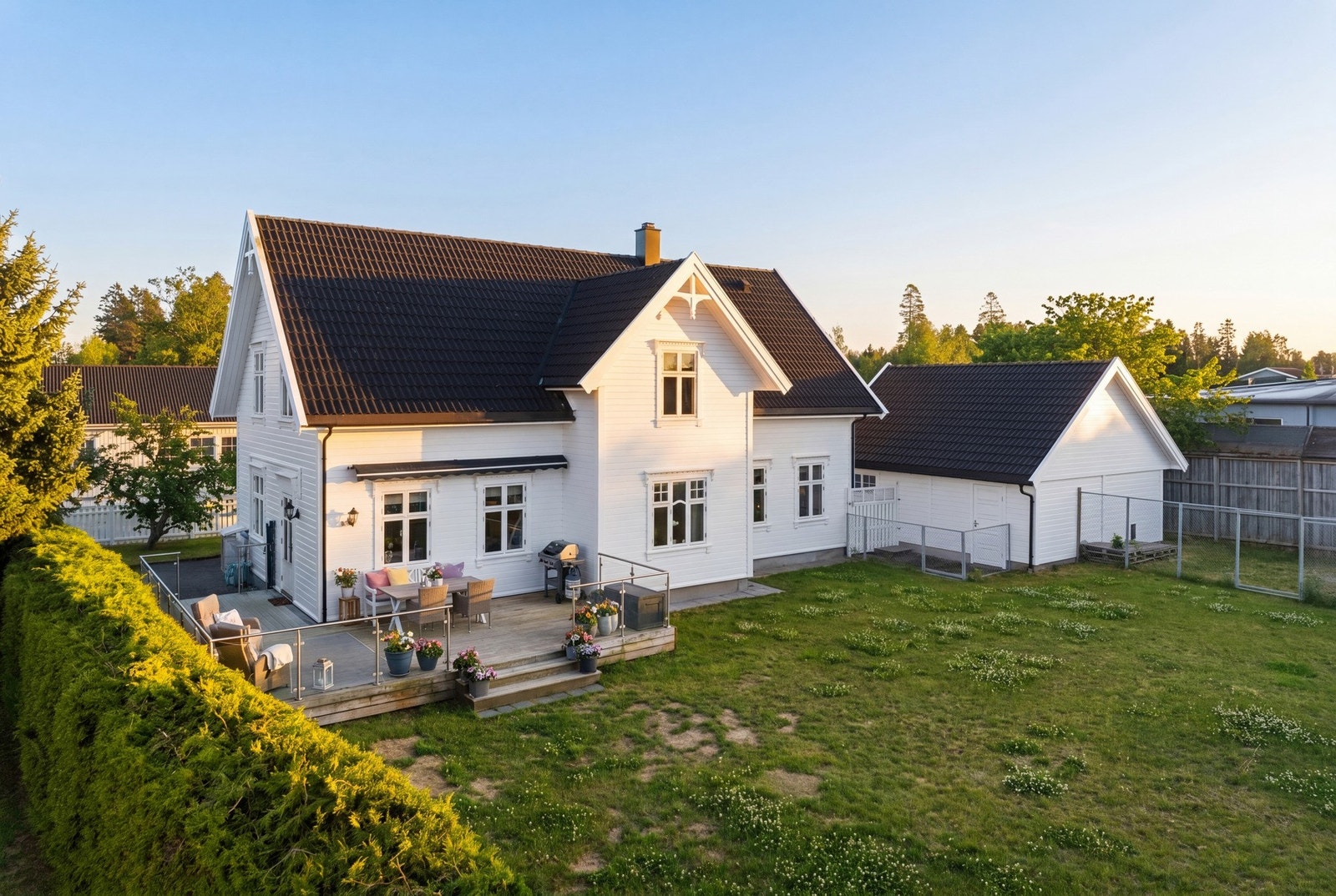 En velholdt og innholdsrik familiebolig beliggende ved Skogmo, ca. 1,5 km øst for Jessheim sentrum. Galleribilde