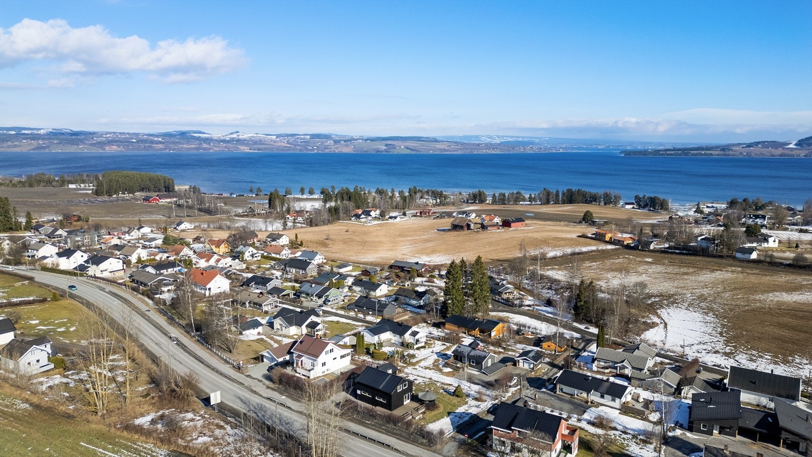 Kort veg til Mjøsa med bademuligheter. Galleribilde