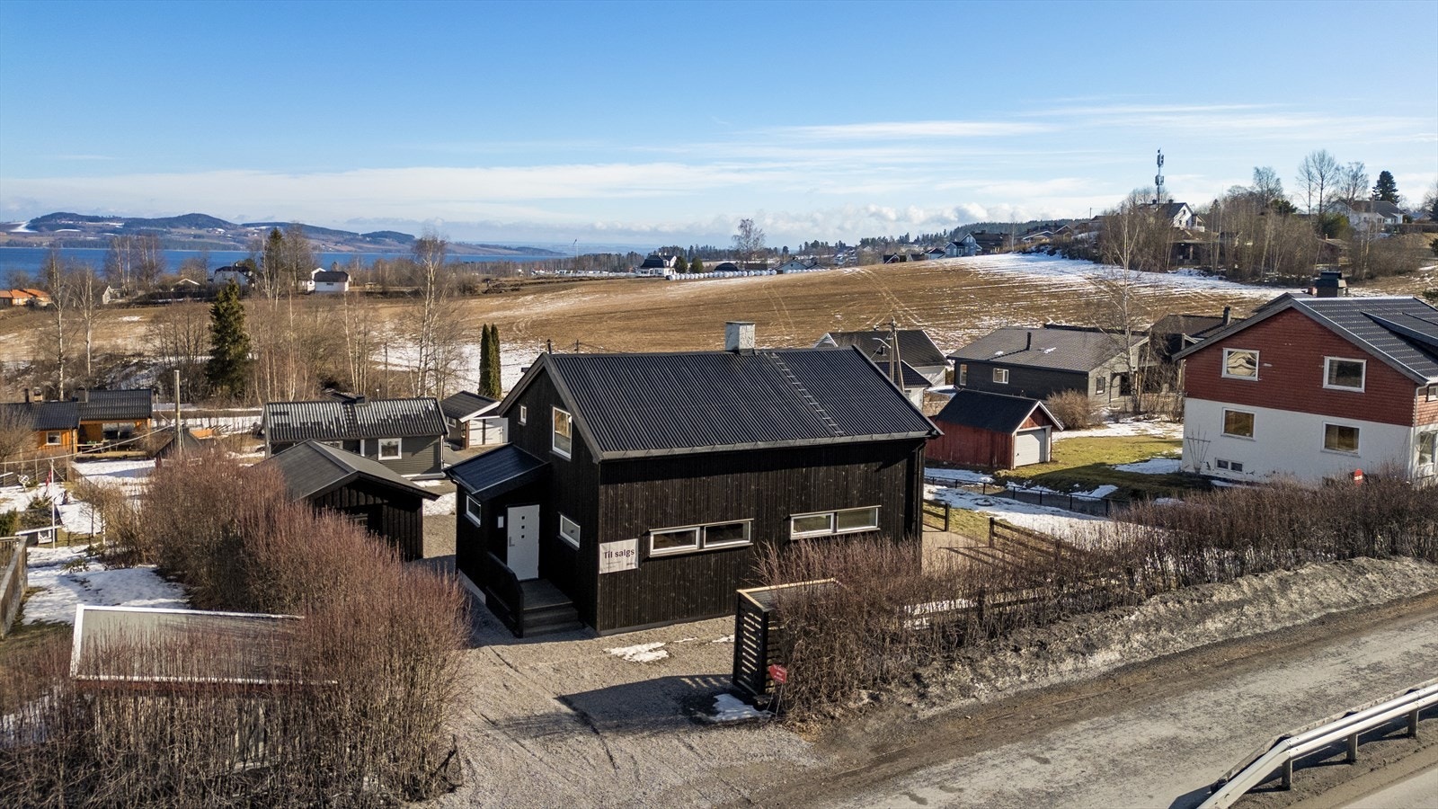 Delvis inngjerdet eiendom. Galleribilde