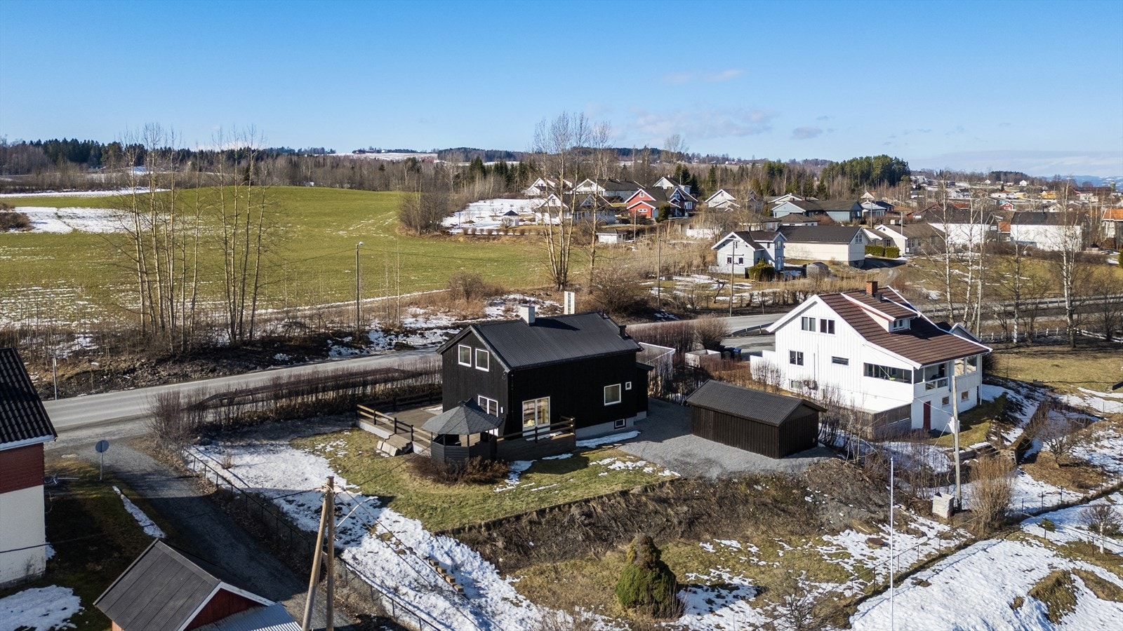 Tomt med plen og beplantning. Galleribilde