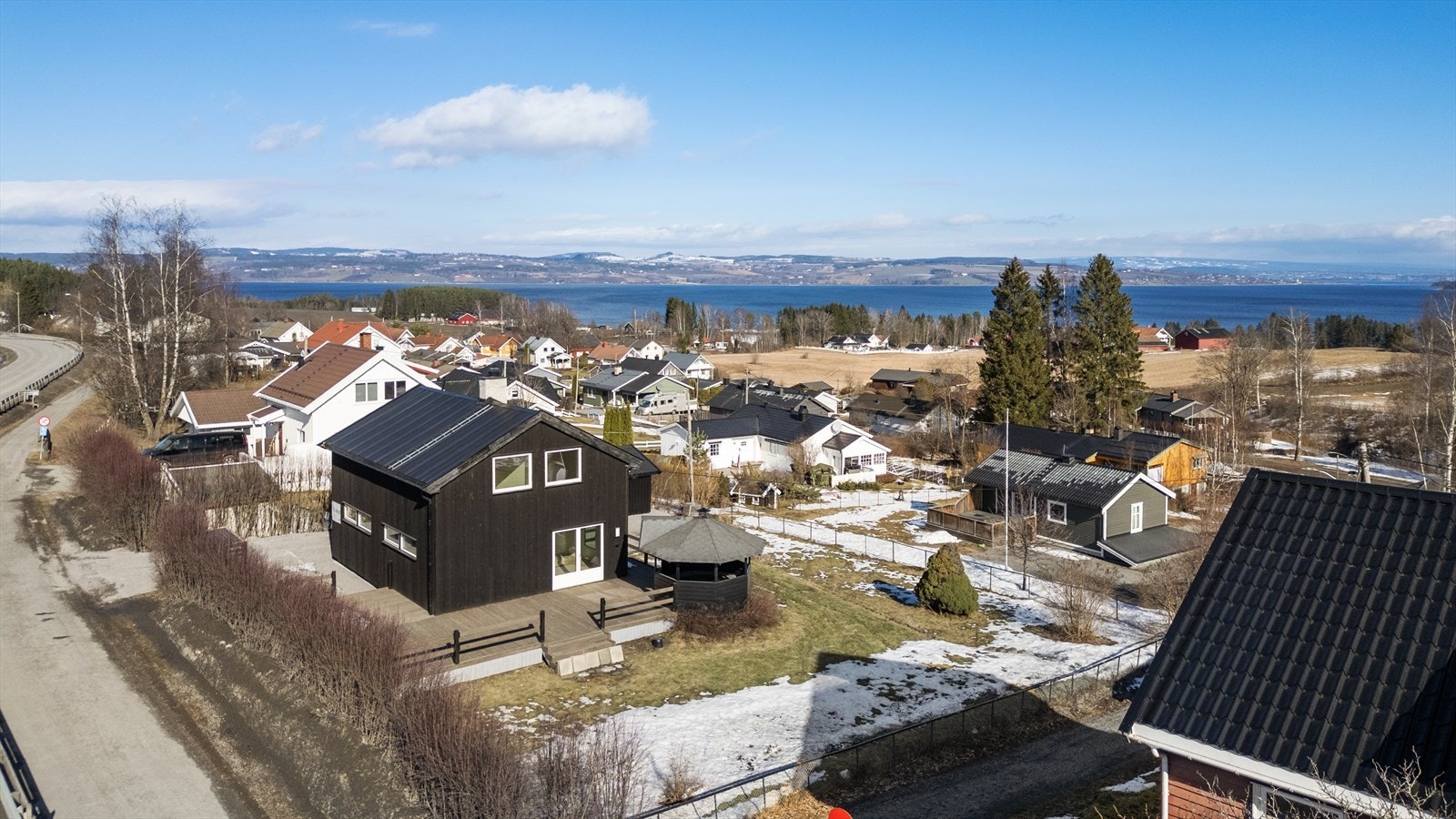Velkommen til Mjøsvegen 373! Foto: Boligdrøm. Galleribilde