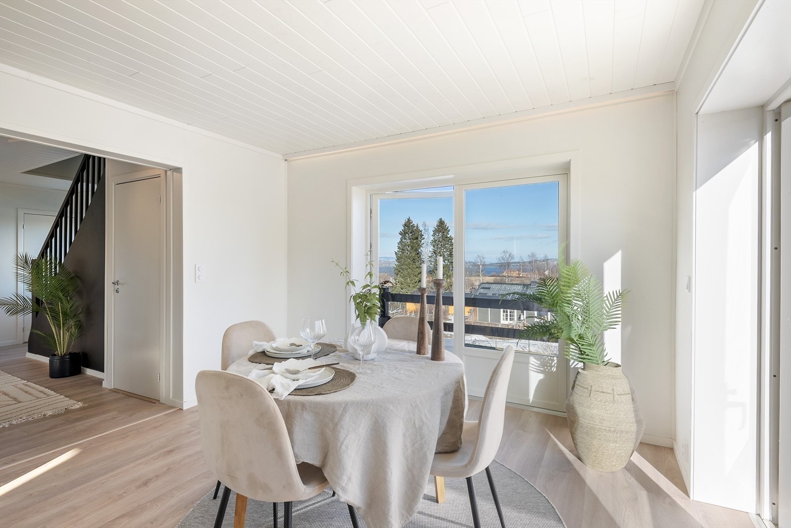 Samle familien til en deilig frokost mens man nyter utsikten over Mjøsa. Galleribilde