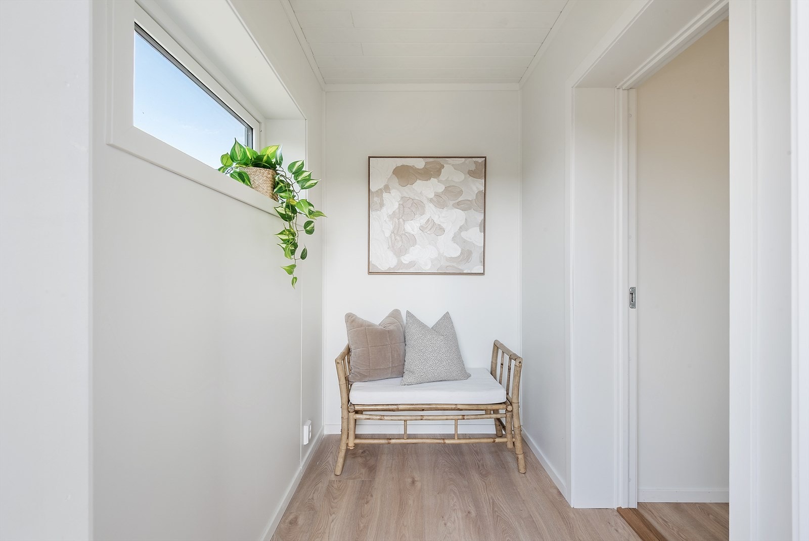 Plass til sittebenk eller kommode i gangen. Galleribilde