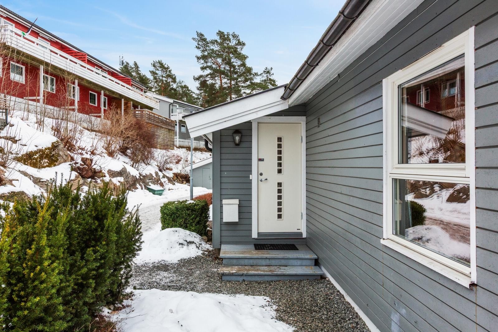 Ravnkroken består av rekkehus med asfalterte interveier. Galleribilde