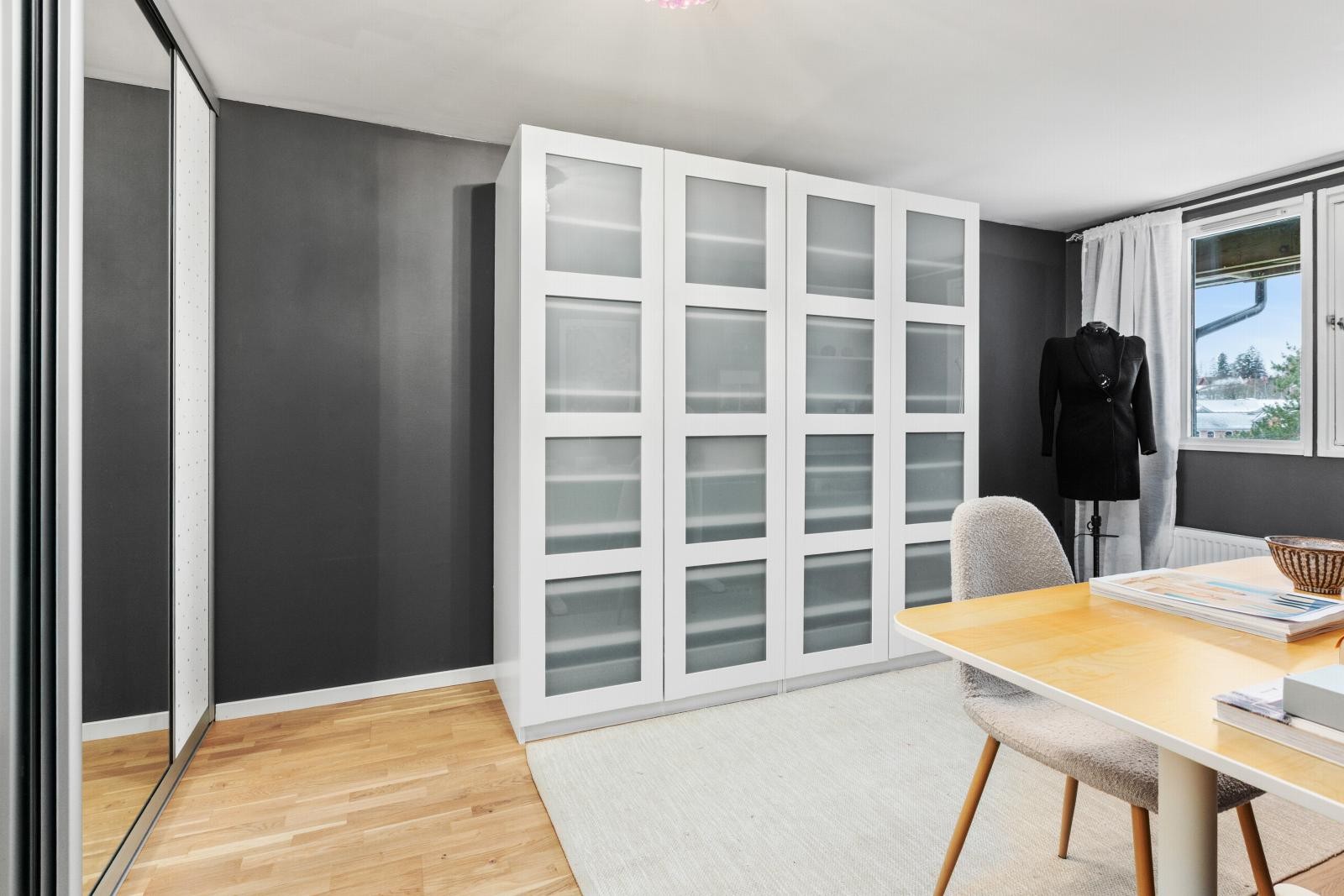 Rommet er lyst og har god lagringsplass med store skap og speil. Galleribilde