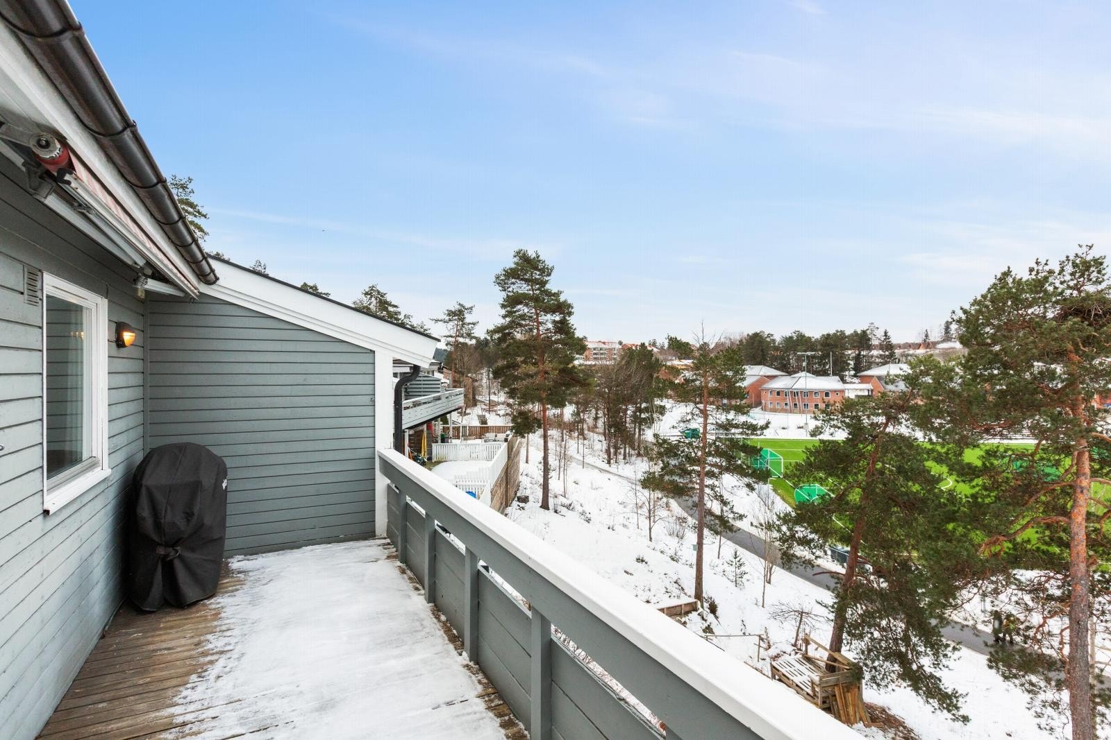 Fra verandaen er det mer liv, med fotballkamper og barn som leker. Galleribilde