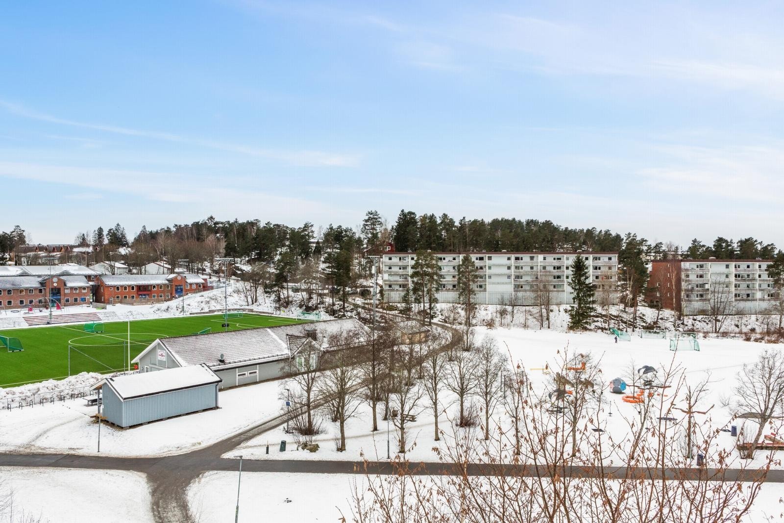 Utsikt også mot barnevennlig nærområde, fotballbane og parkområde med lekeplass. Galleribilde