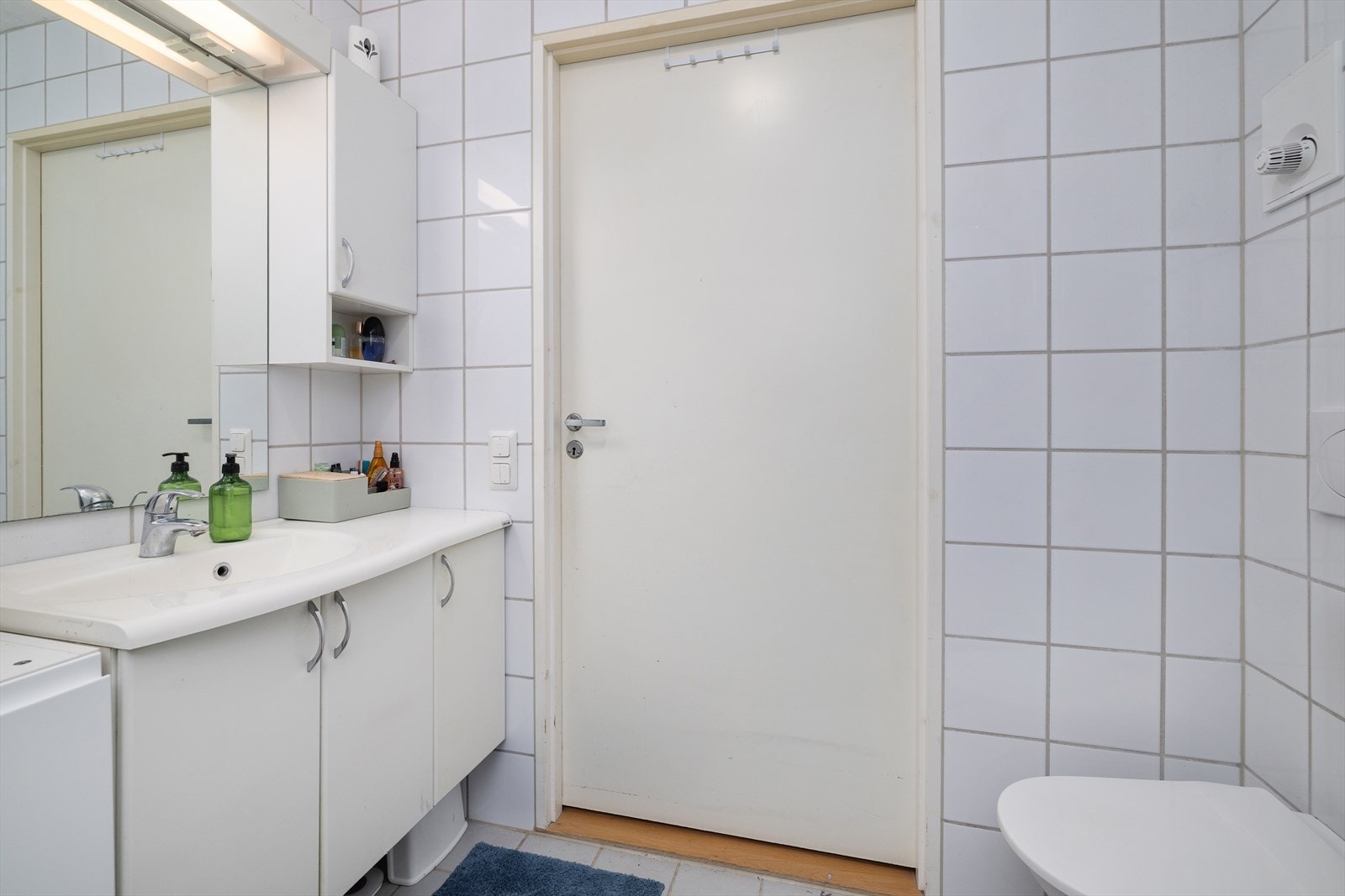 Rommet har innredning med nedfelt servant, veggmontert toalett, dusjvegger/hjørne og opplegg for vaskemaskin. Galleribilde