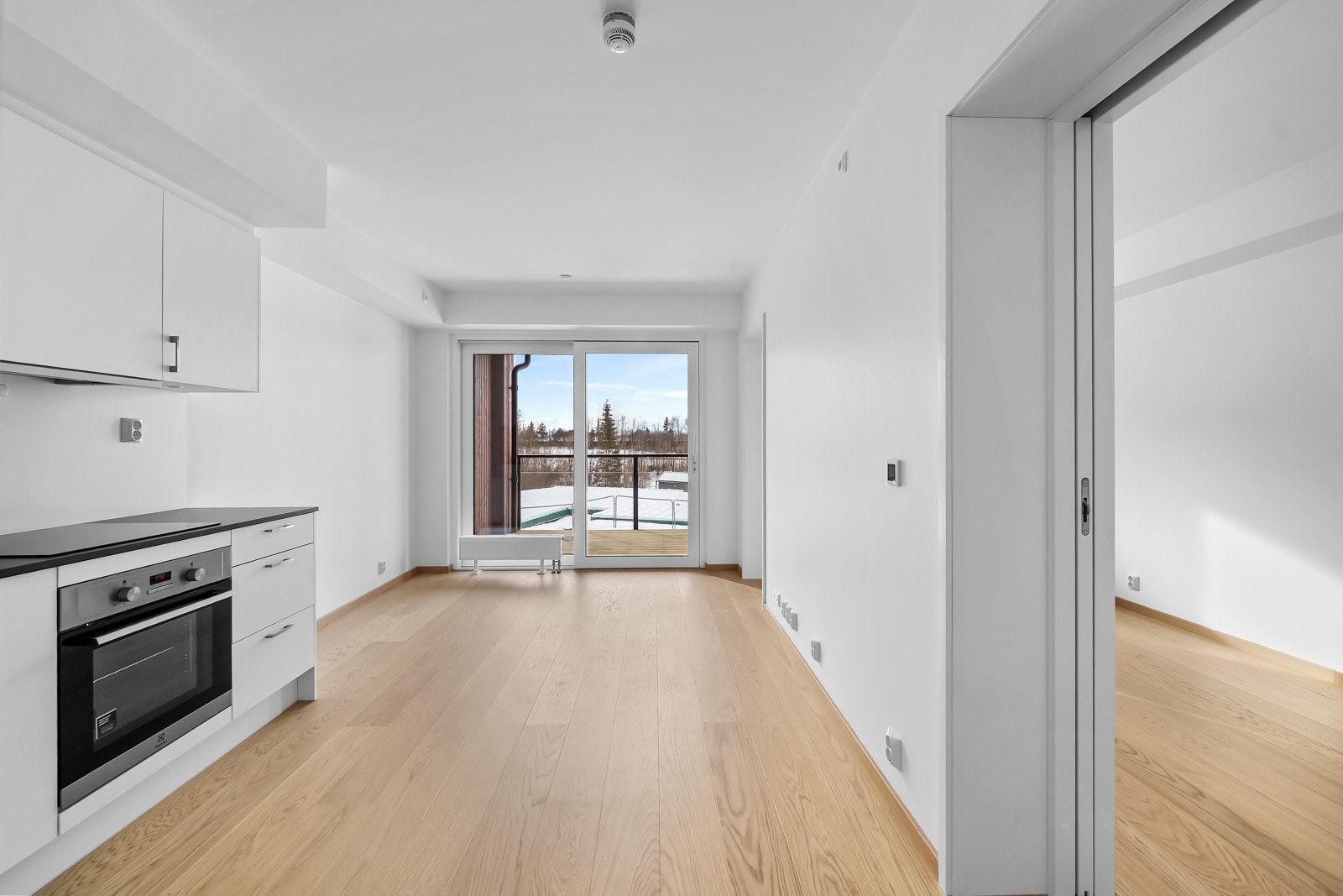 Oppvarming med fjernvarme via radiatorer, samt balansert ventilasjon med varmegjenvinning. En meget energieffektiv bolig! Galleribilde