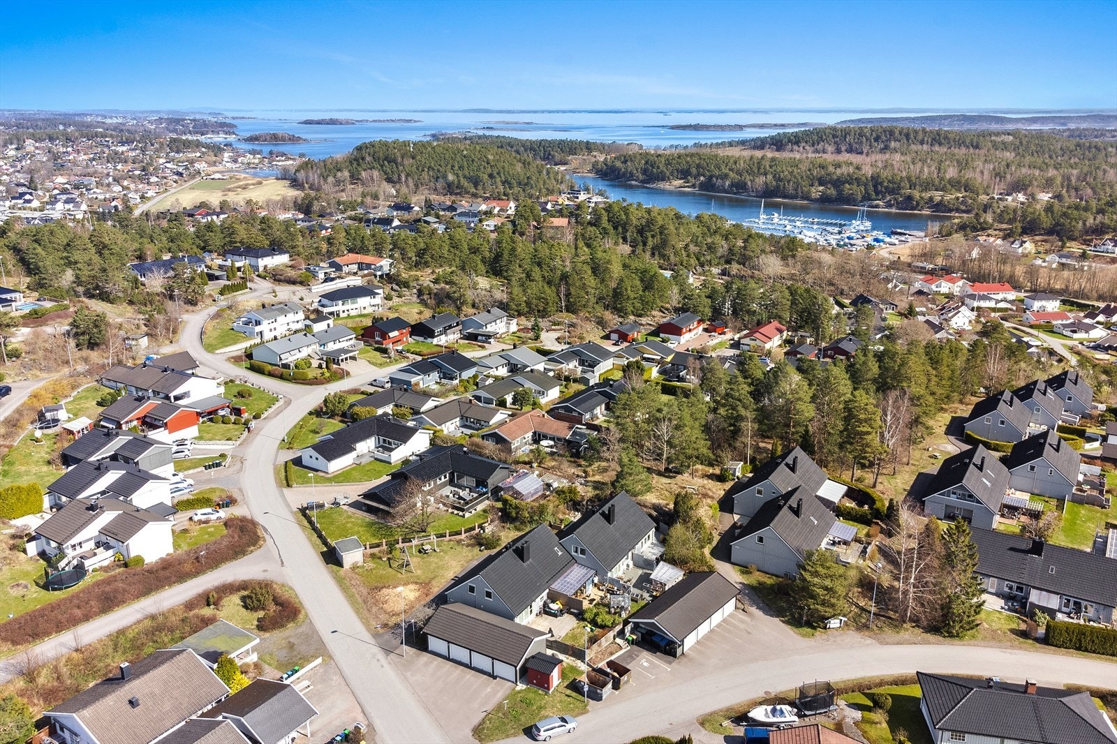 Velkommen til denne flotte leiligheten som er pusset opp i nyere tid attraktivt beliggende på Hårkollen. Foto utebilder: Frank Hesjedal Galleribilde