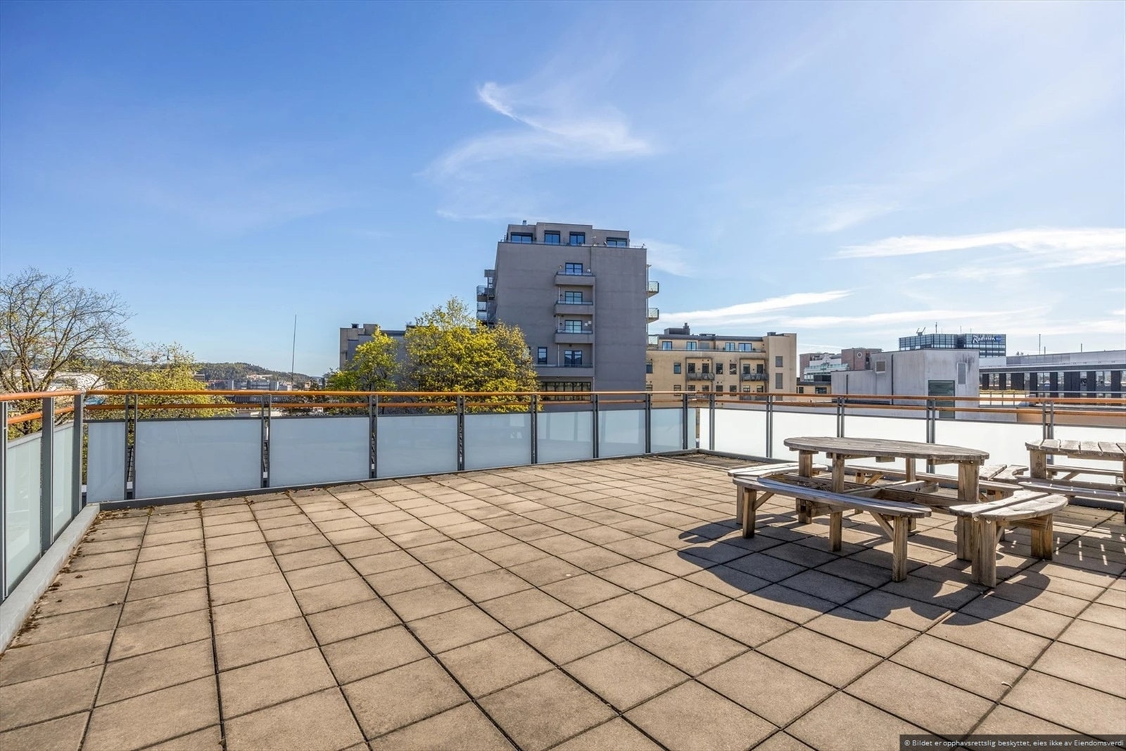 Felles takterrasse kan nytes på sommerstid med fantastiske solforhold og utsikt over byen. Galleribilde