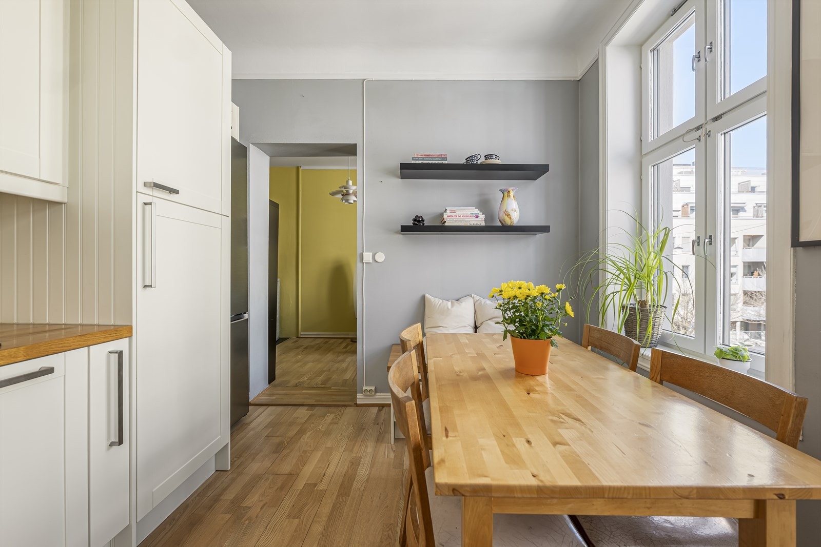 Det er god plass til spisegruppe på kjøkkenet - her kan hele familien samles til middag. Galleribilde
