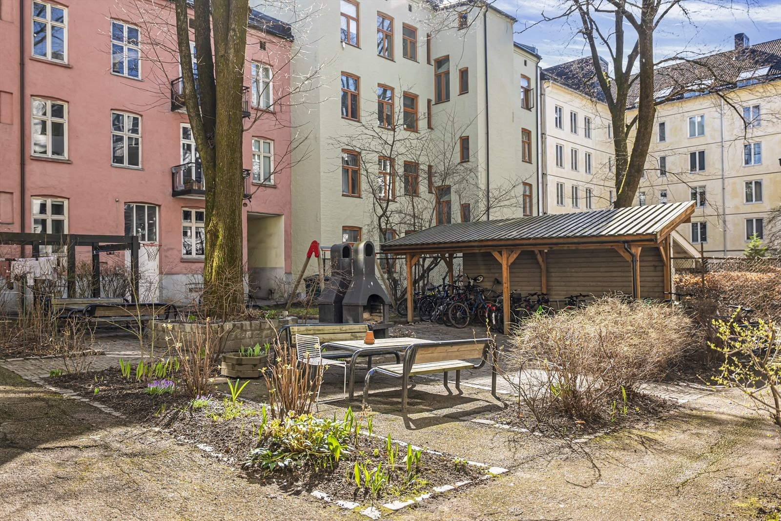 En meget hyggelig bakgård med sitteplasser, sykkelskur, grill og tørkestativ. Galleribilde