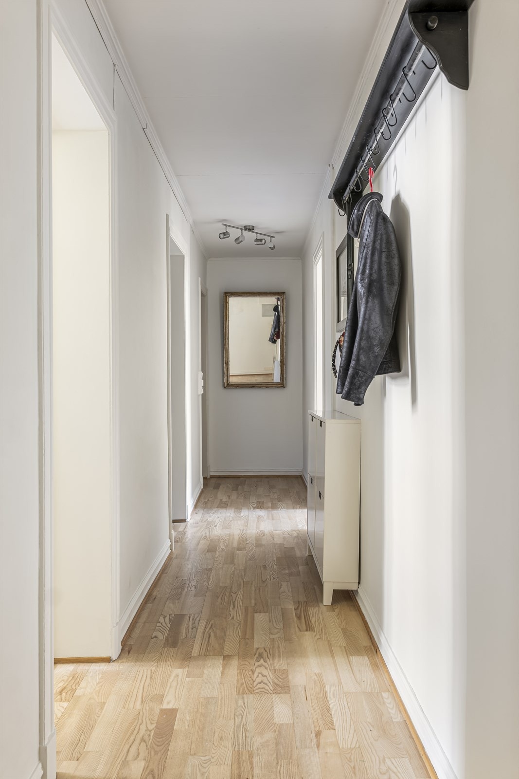 Velkommen inn! Fra entréen har du adgang til leilighetens øvrige rom. Galleribilde