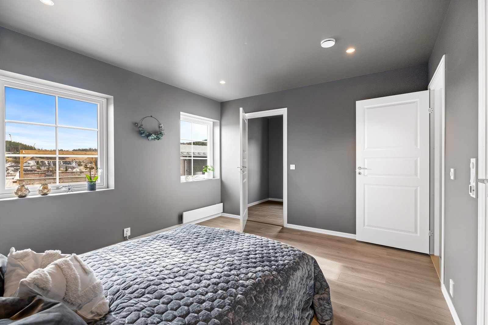 Rommet har tilgang til både bad og et eget garderoberom, som samlet utgjør en komplett master-suite. Galleribilde