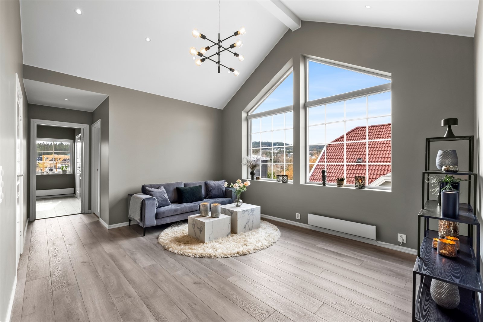 Rommet er lett å møblere og har plass til en stor sofagruppe. Galleribilde