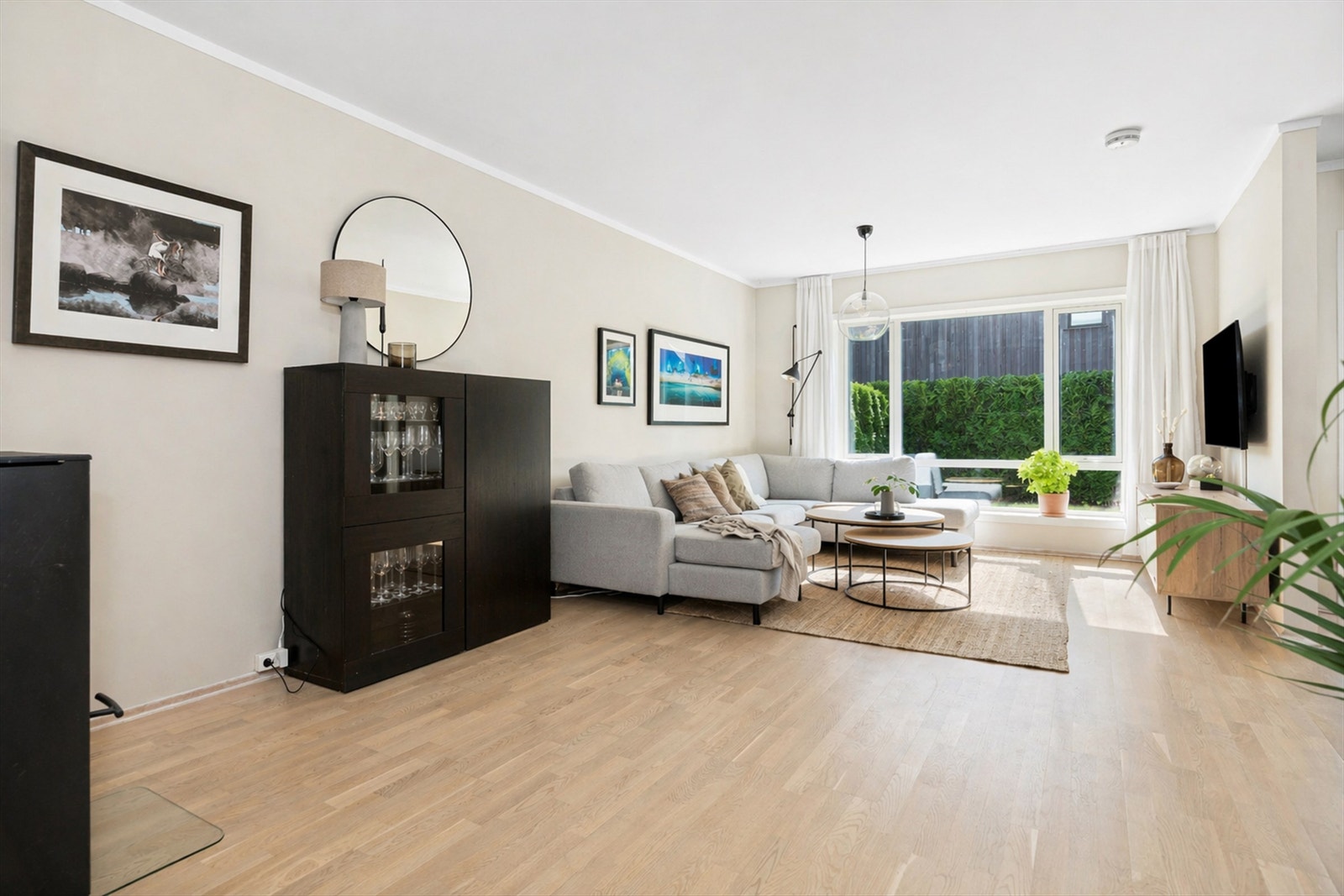 Stuen har fine møbleringsmuligheter og her er det god plass til bl.a. skjenk, kommode, planter eller det du måtte ønske. Galleribilde