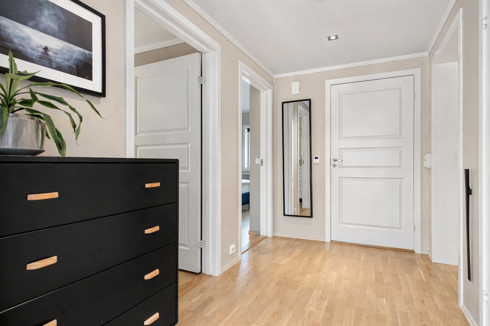 I gangen er det videre inngang til boligens to soverom, bad og innvendig bod. Galleribilde