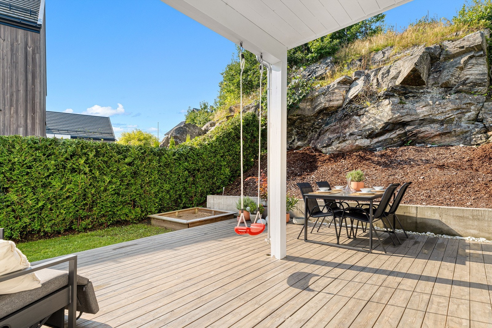 Her er det hyggelige uteforhold og god plass til både hagemøbler, grill, sandkasse, barnebassen m.m. Galleribilde