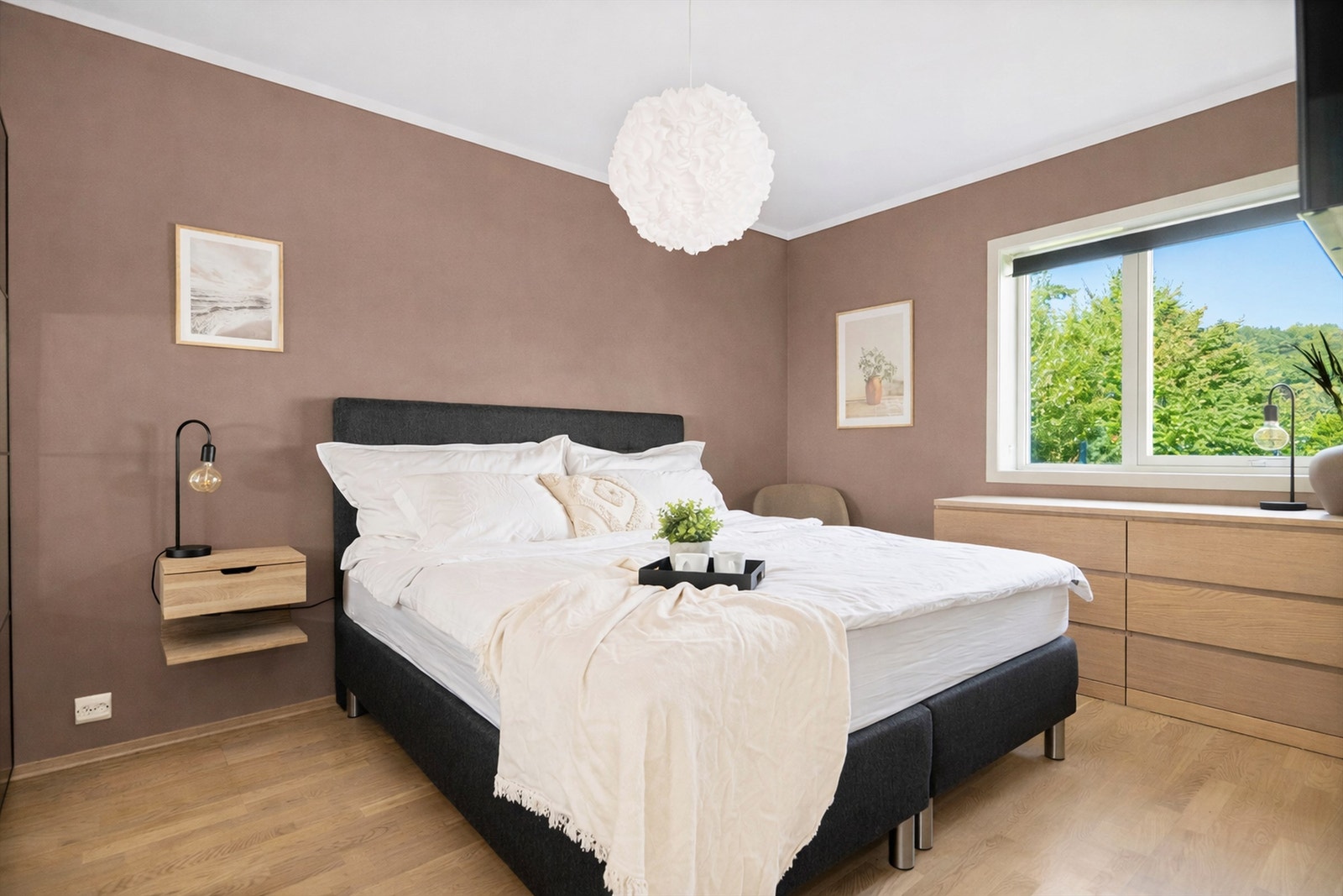Hovedsoverommet er av god størrelse med plass til dobbeltseng, garderobe, kommode og tilhørende møblement. Galleribilde
