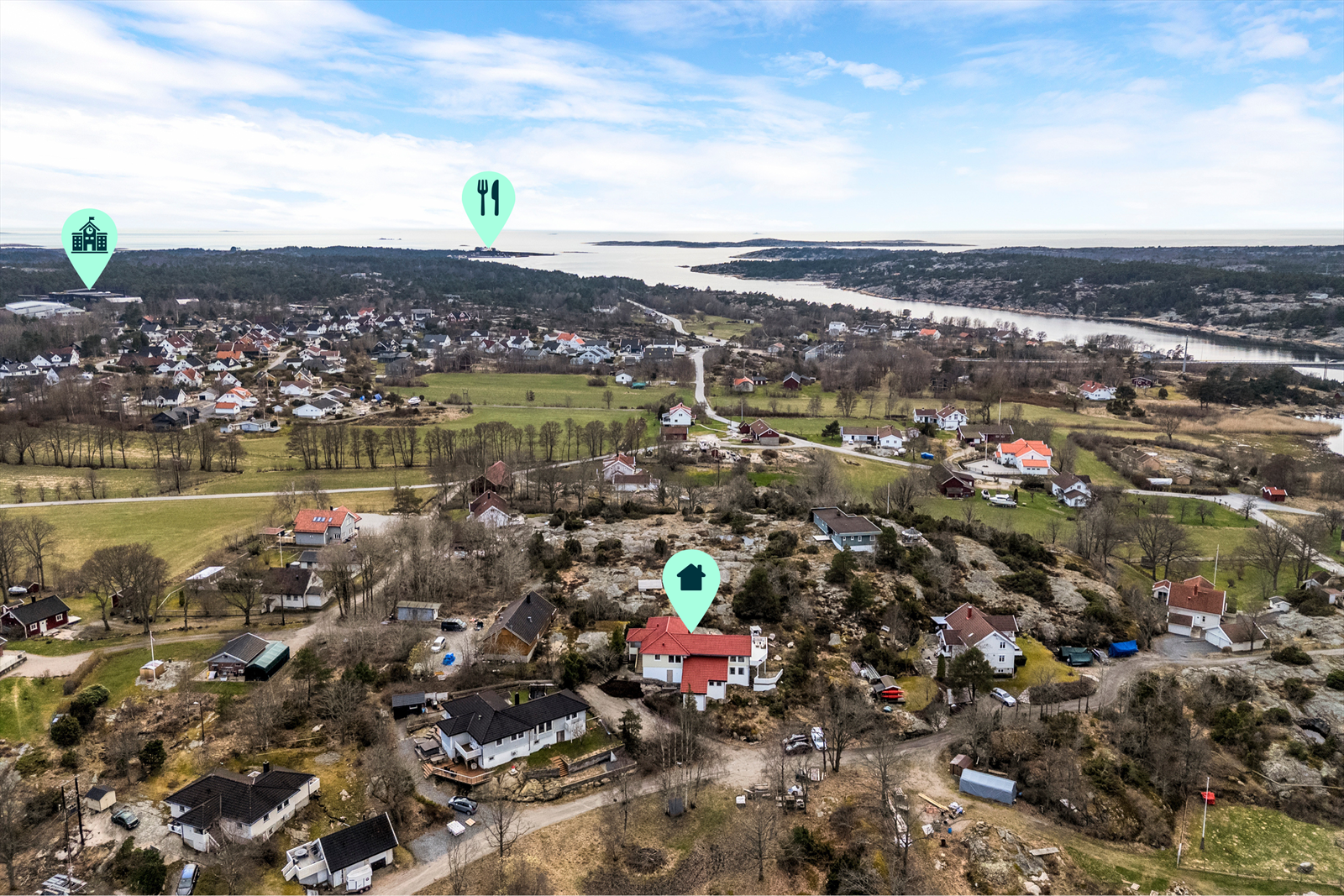 Boligen har kort avstand til skolen. Popluære Brattestø kan nås via kyststien fra Åsebu. Galleribilde
