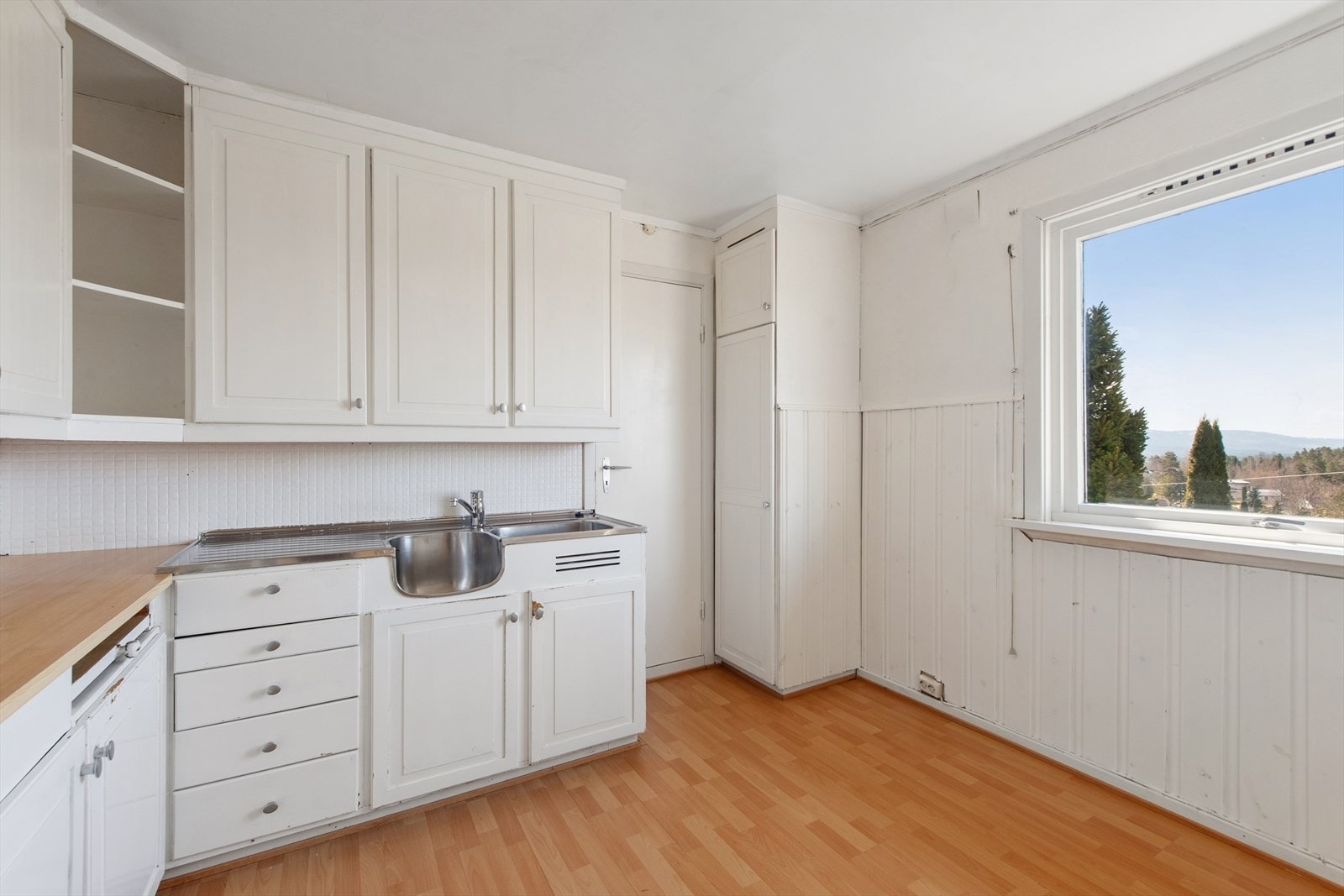 Det er avsatt plass til frittstående komfyr og kjøleskap. Over kokesinener det skapmontert kjøkkenventilator med avtrekk ført ut. Galleribilde