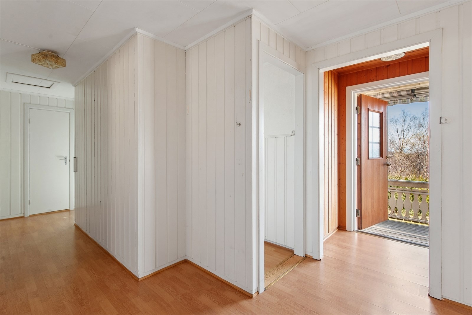 Gangen fordeler til boligens ulike rom i første etasje. Det er parkett på gulvet, og malte panelvegger, noe som er gjennomgående i boligen. Galleribilde
