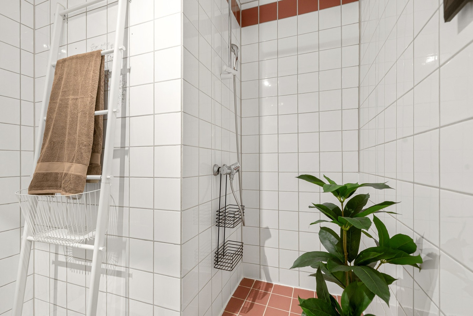 Det flislagte badet har en enkel og funksjonell utforming. Galleribilde