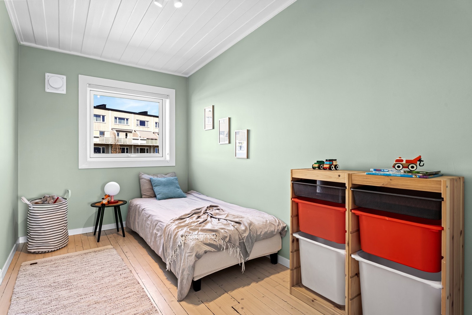 Passer utmerket til barnerom, gjesterom eller hjemmekontor. For ytterligere lagringsplass disponerer leiligheten en kjellerbod på ca. 4 kvm. Galleribilde