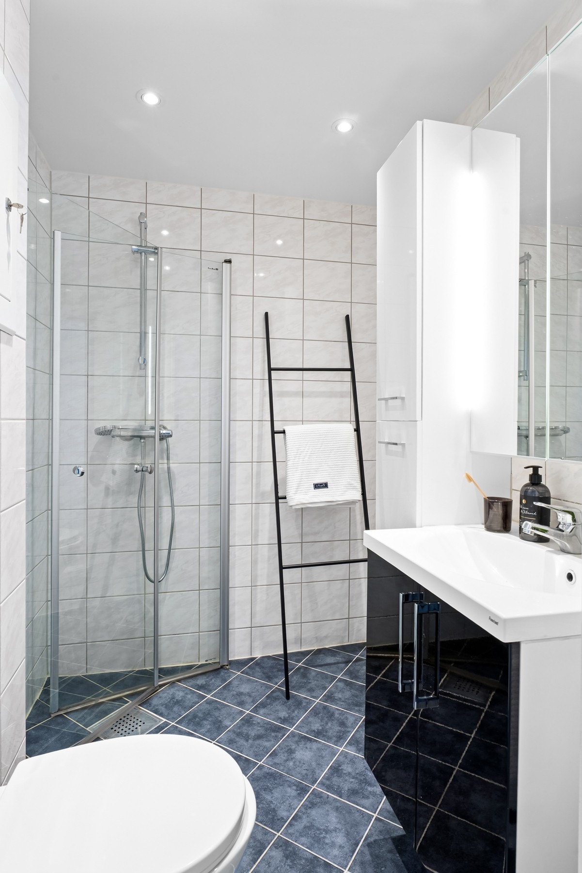 Badet ble totalt modernisert i regi av borettslaget i 2016. Moderne standard med et tidløst flisvalg med gulvvarme. Galleribilde