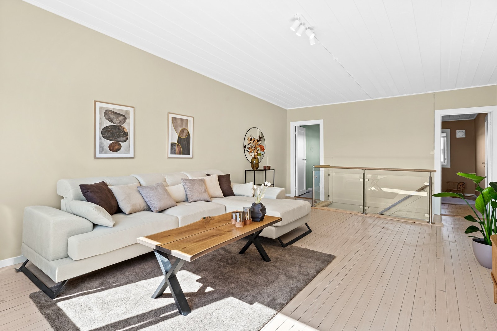 Hele rommet ble nylig modernisert ved at alle overflatene ble malt samt at det ble satt opp nytt glassrekkverk rundt trappen. Galleribilde