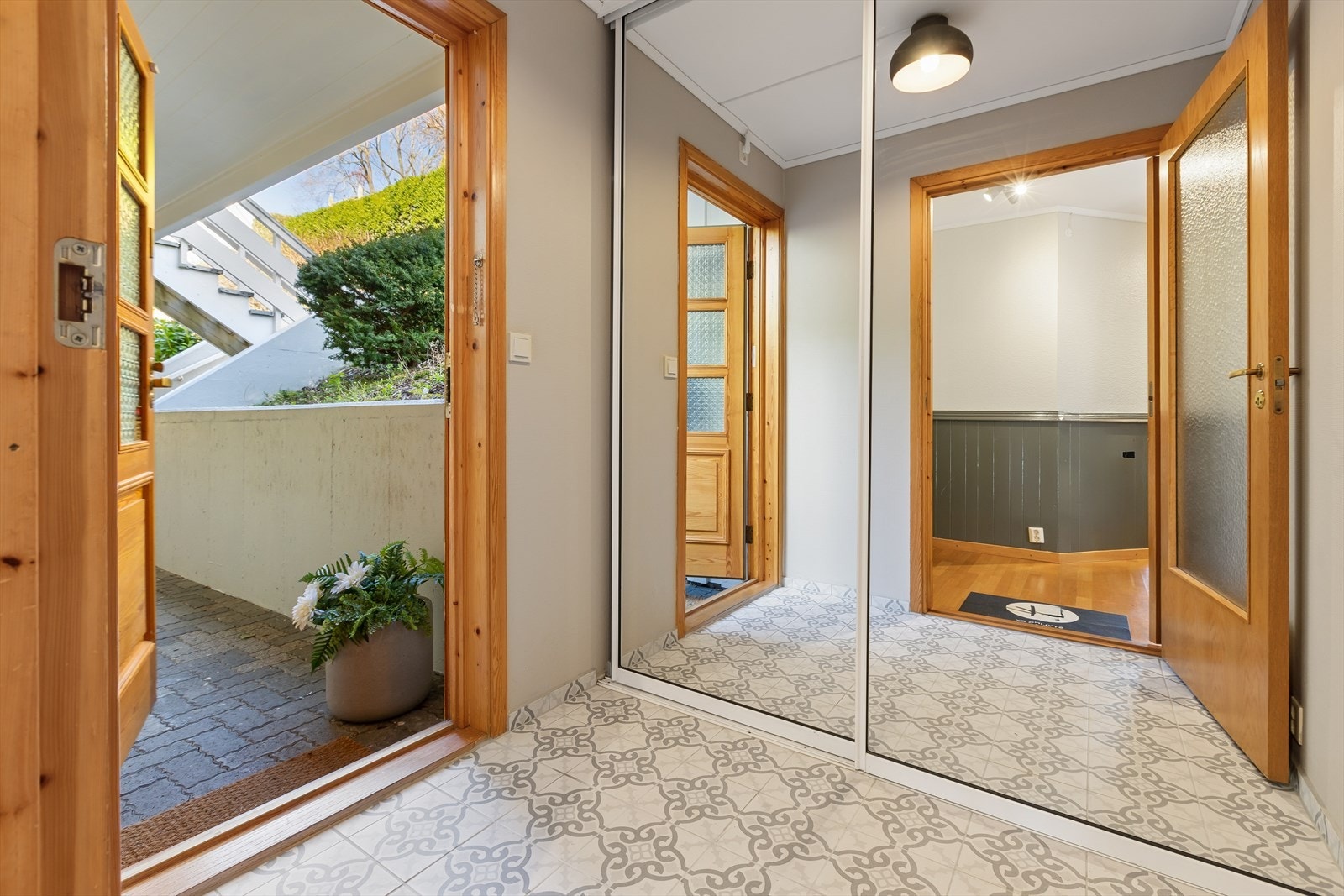 Entréen har en stor skyvedørsgarderobe for å henge i fra seg yttertøy og sko. Galleribilde