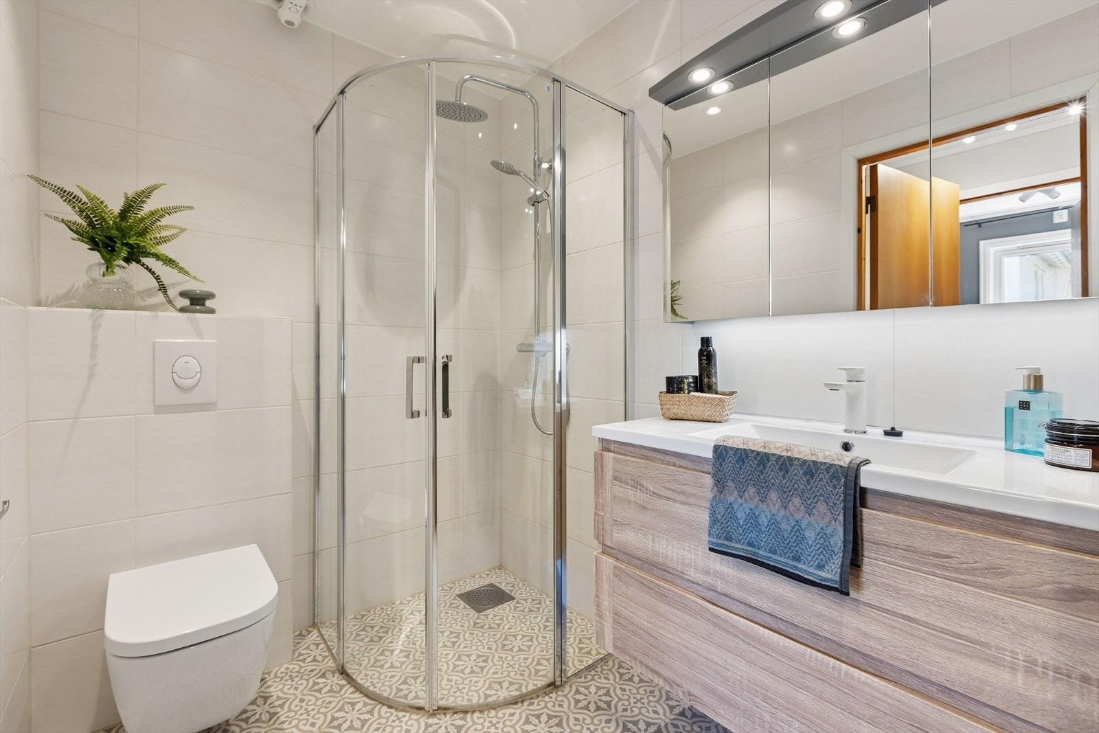 Badet er fra 2018 med fliser på vegger og gulv i lekre farger. Galleribilde