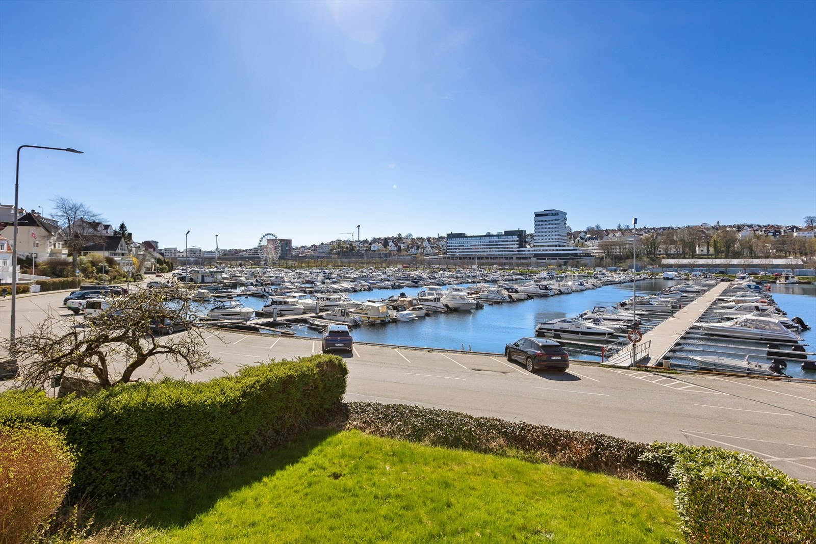 Fra balkongen har man også en felles hage som kan disponeres etter ønske. Galleribilde