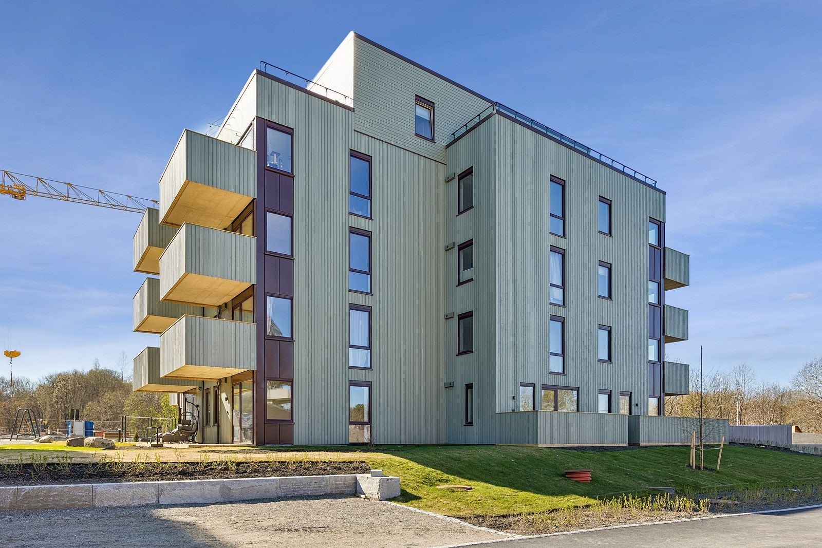 Fasade. Pent opparbeidede fellesarealer i sameiet. Galleribilde