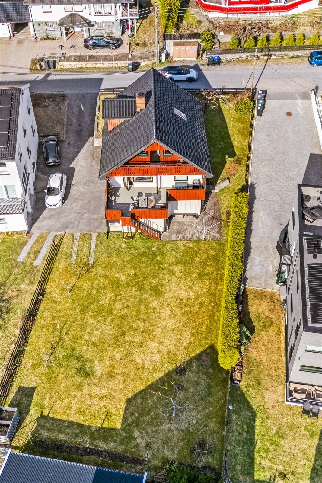 Boligen ligger i et rolig og familievennlig boligområde på Stovner i Oslo. Galleribilde