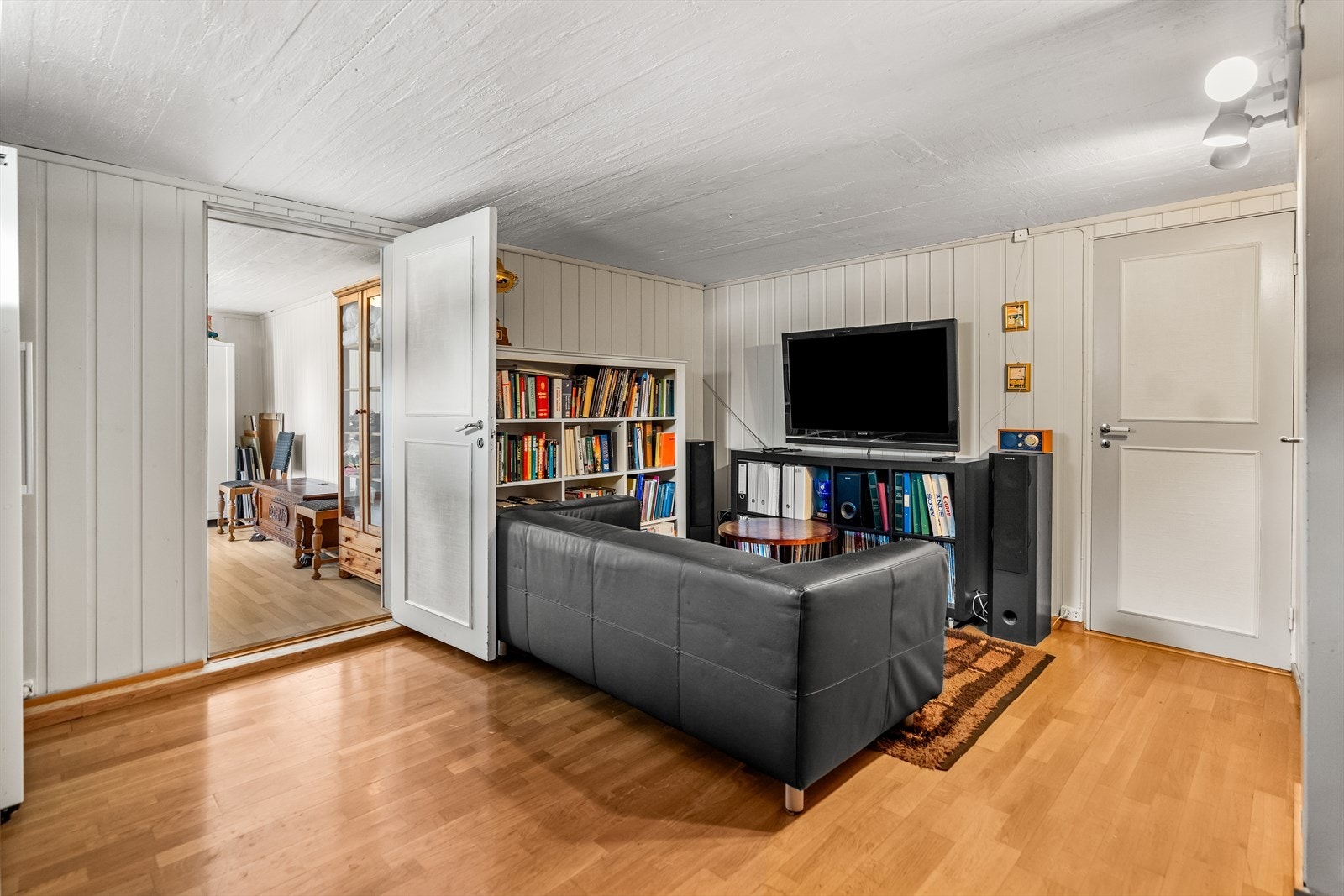 Det er blitt innredet en kjellerstue i etasjen, men rommet er omtalt som "hobbyrom" i siste godkjente byggetegninger, se punktet Ferdigattest for mer informasjon. Galleribilde