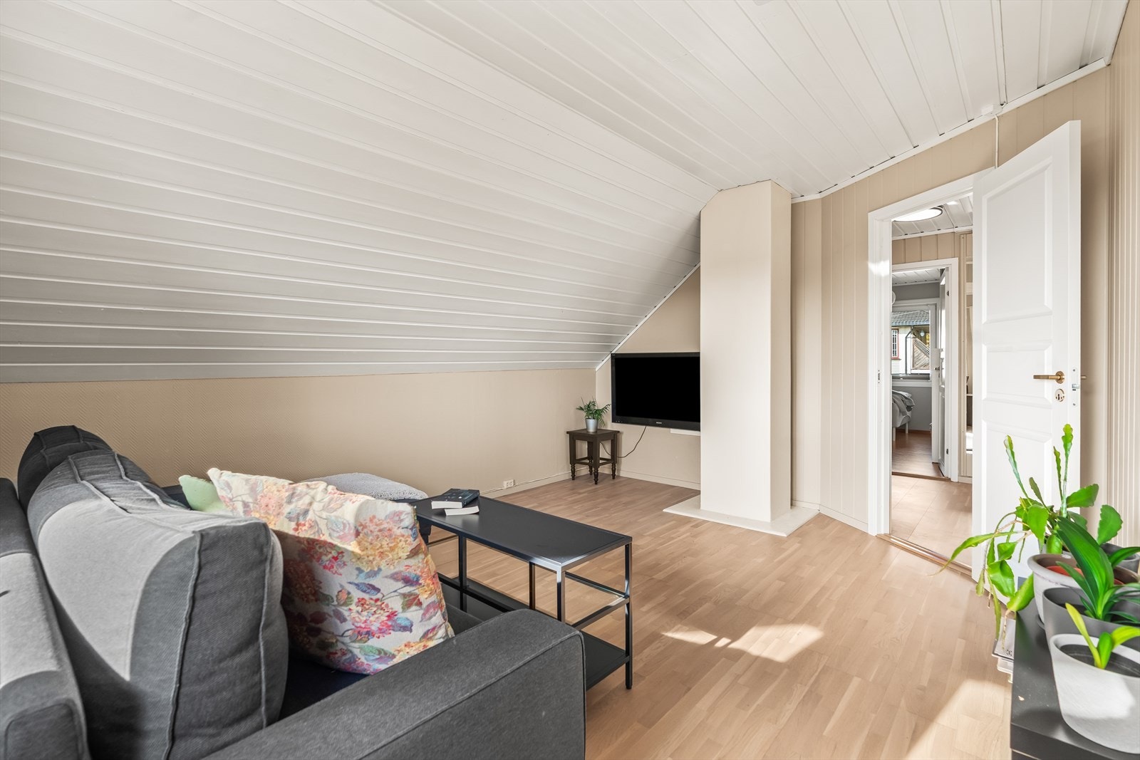 Det største rommet har plass til dobbeltseng med tilhørende nattbord, samt stor garderobeløsning. Rommet benyttes i dag som stue. Galleribilde