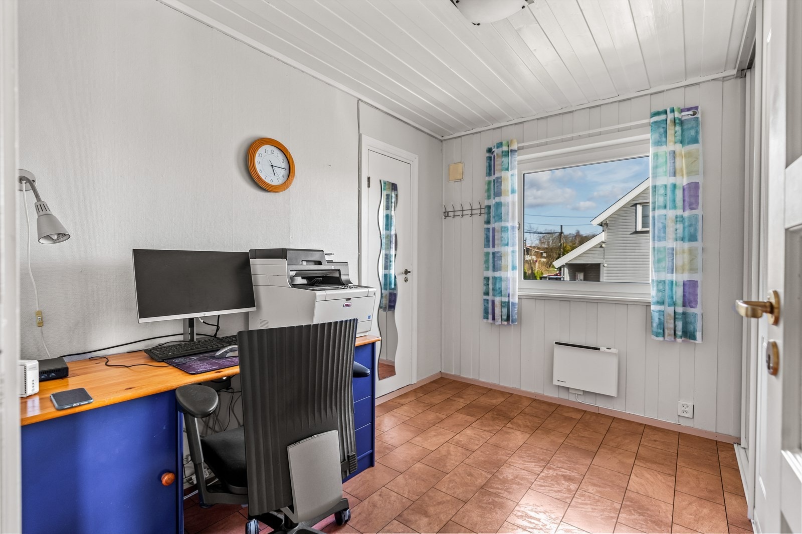 Rommene har plass til seng, nattbord, garderobeløsning og evt. skrivebord. Det er inngang til et kott fra det ene soverommet. Galleribilde