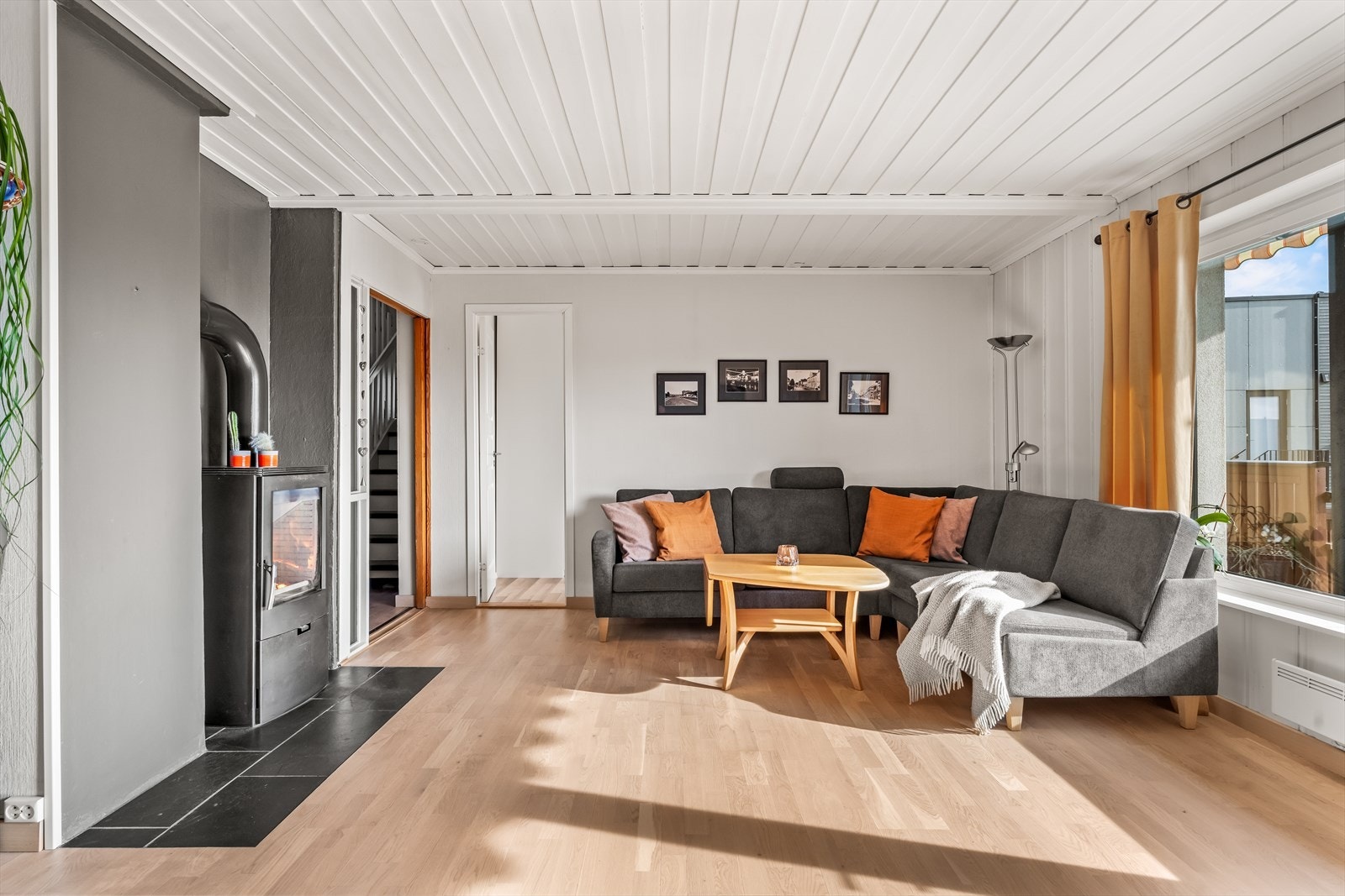 Rommet har store vindusflater, som slipper inn rikelig med naturlig lys. Galleribilde