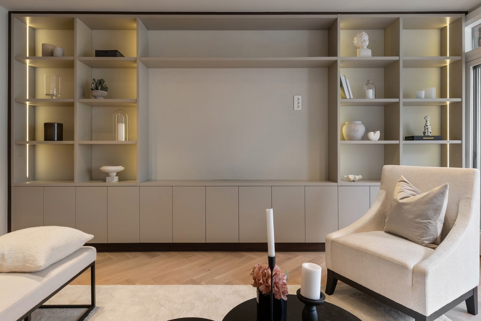 Skreddersydd medievegg med oppbevaringsløsning og integrert belysning som fremhever både design og detaljer. Galleribilde