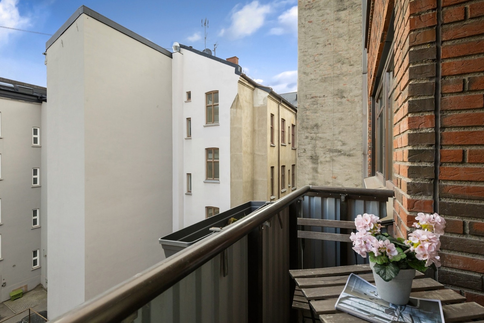 Balkongen har plass til et hyggelig kafé-sett og vender mot rolig gårdsrom. Galleribilde