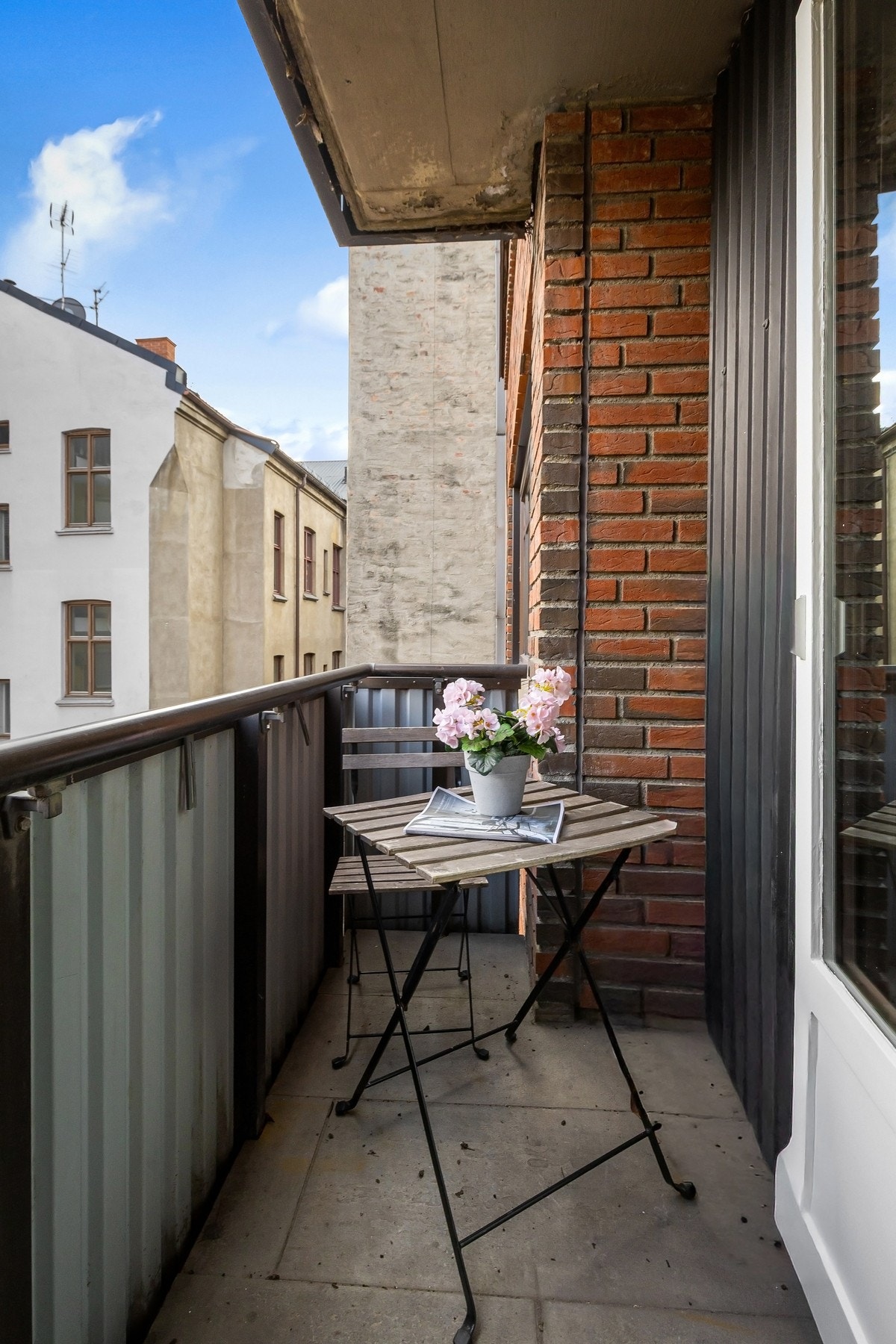 Utgang fra soverommet til en sydøstvendt balkong på 2 m². Galleribilde