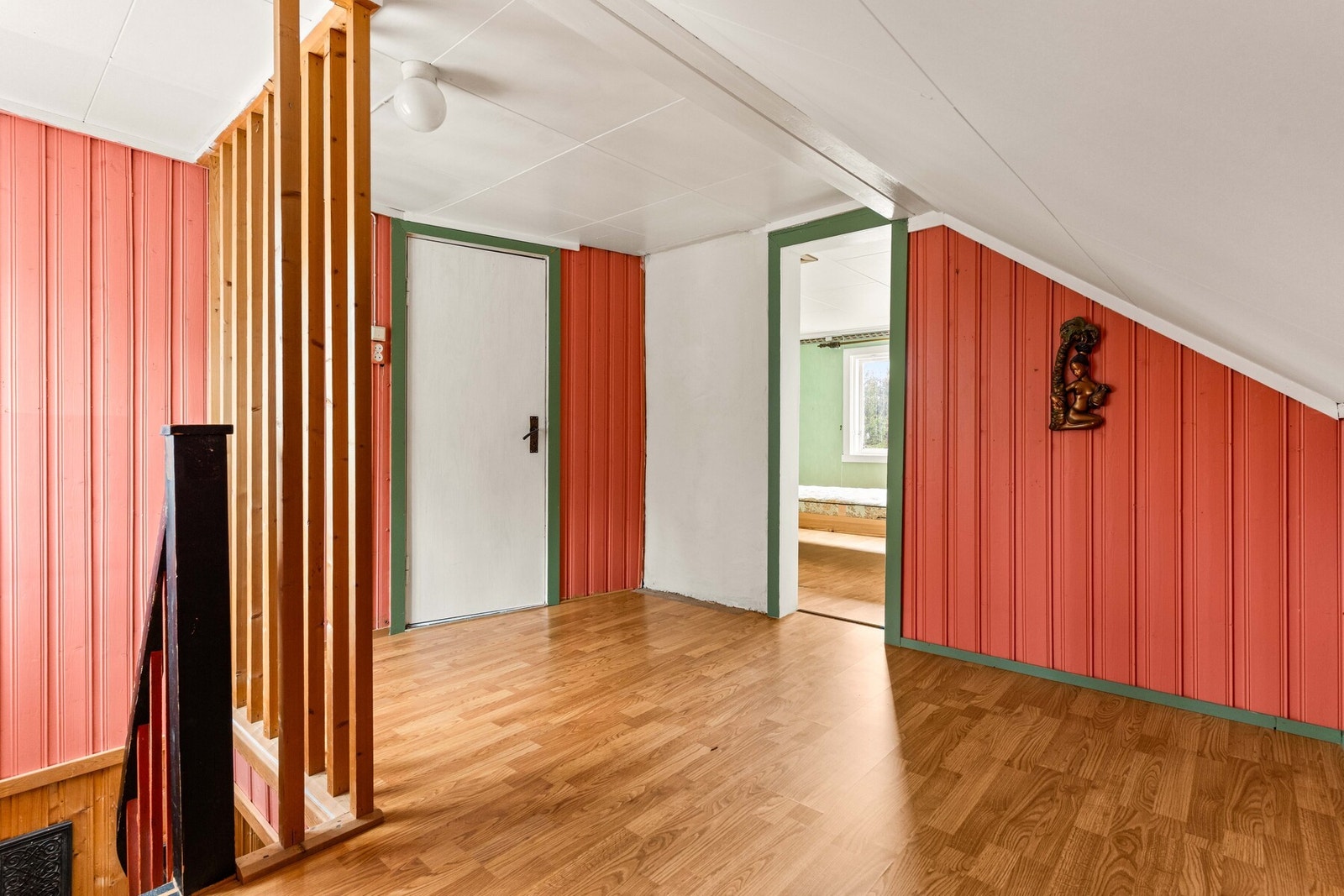Først en liten gang som egner seg godt til ekstra lagring. Galleribilde