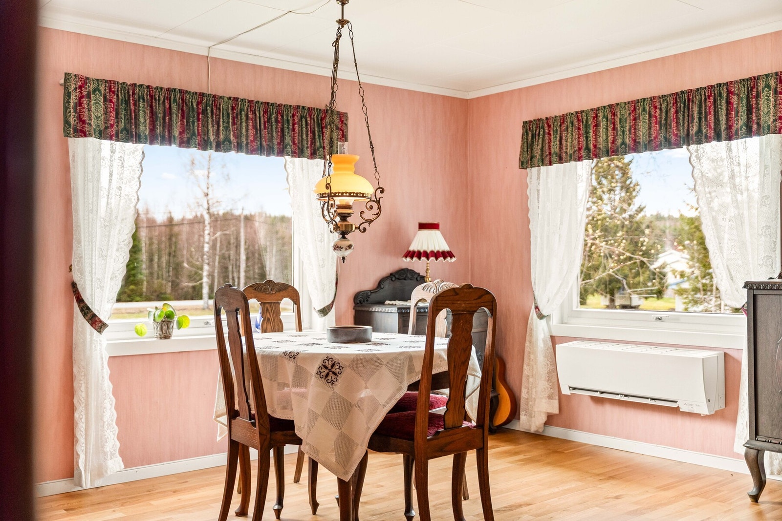 Planløsningen gjør det enkelt å innrede med flere sosiale soner, her er det god plass til både sofagruppe og en egen spiseplass, perfekt for både hverdager og hyggelige sammenkomster. Galleribilde